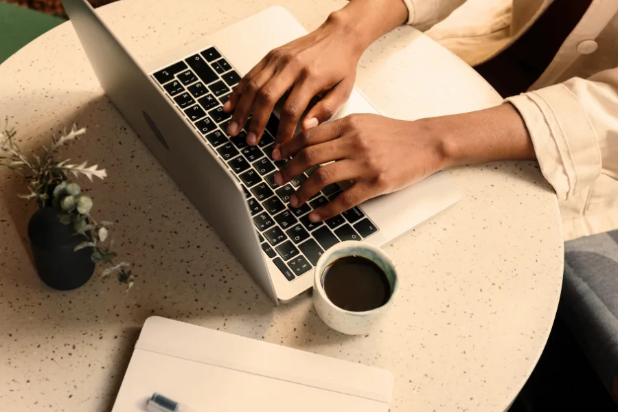 Image de travail ordinateur avec café
